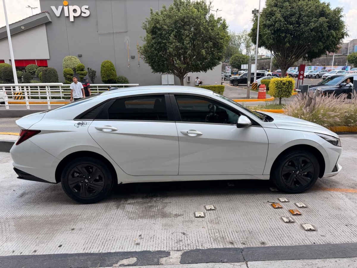 2023 Hyundai Elantra 4p GLS Premium L4/2.0 Aut